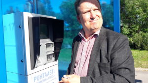 Lennart Nybergh betalar mindre för gas än bensin. Lennart Nyberg vid Gasums tankstation för gas i Esbo.