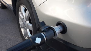 Det lär ta en lite längre stund att tanka bilar med biogas än med till exempel bensin. Däremot blir priset för en full tank betydligt mindre. Bil tankas med biogas.
