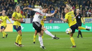 Tyskland och Marina Hegering axlar favoritrollen i kvartsfinalen. Tysklands Marina Hegering skjuter ett skott i en match mot Sverige.