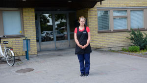 Tillbaka vid hemvårdens kontor på Strandvägen. Rosita Friman utanför hemvårdens kontor i Pargas.