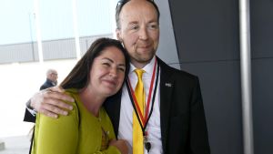 Många mötesdeltagare ville ta kompisbild med Jussi Halla-aho när han anlände till partimötet. Här Tanja Hartonen-Pulkka från Mäntyharju. Tanja Hartonen-Pulkka från Mäntyharju ville ta en bild tillsammans med Jussi Halla-aho när han anlände till partimötet.