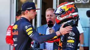 Verstappen har varit klasser bättre än Gasly den här säsongen. Max Verstappen klappar om Pierre Gasly