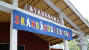 Skärgårdsteatern besöker Byarsborg i Sibbo. banderoll där det står skärgårdsteatern.