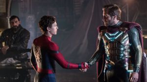 Spider-Man (Tom Holland) och Mysterio (Jake Gyllenhaal) redo att slåss mot monster. Peter Parker (Tom Holland) och Quentin Beck (Jake Gyllenhall) skakar hand.