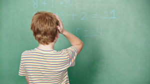 Barnets bästa ska vara utgångspunkten då man diskuterar skolplacering, anser de lärarstuderande som Yle Österbotten har träffat. Pojke framför tavla