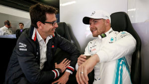 Toto Wolff och Valtteri Bottas. Toto Wolff och Valtteri Bottas sitter och pratar