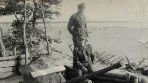 Hangö hamn var viktigt för tyska armén. Tusentals soldater färdades dagligen genom hamnen. Ett svartvitt foto på tyska soldater i Hangö.