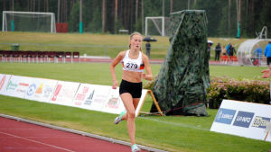 Nathalie Blomqvist var överlägsen på 800 meter. Nathalie Blomqvist löper i mål.