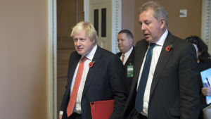 Boris Johnson (tv.) tippas bli Storbritanniens nästa premiärminister. Han kan tvingas ta itu med grälet som har uppstått efter att ambassadören Kim Darrochs (th.) meddelanden läcktes. Före detta utrikesminister Boris Johsnon och brittiska ambassadören i Washington Kim Darroch.