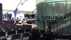 Frankrike har med sina 600 000 judar den största judiska minoriteten i hela EU. Muséet Mémorial de la Shoah i Paris tillägnas judar som skickades till nazisternas förintelseläger under andra världskriget. Muséet besöks årligen av flera tiotusentals personer. Människor lyssnar på föredrag.