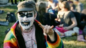 Corpse Paint, som det heter, härstammar från den norska Black Metal scenen. Ett måste på festivaler och, billigare än solkräm. En man med corpsepaint och regnbågsjacka visar djävulshorn