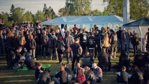 Napalm Ted håller hård fart, och lyckas dessutom få publiken på fötter. En grupp står och tittar på ett band