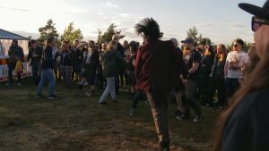 På metalkonserter är moshpiten ett måste. En grupp springer runt i cirkel framför ett band