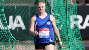 Krista Tervo har som första finländska dam kastat över 70 meter. Krista Tervo går ut ur släggringen