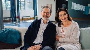 Asko Sarkola är första gästen i andra säsongen i programmet En önskan med programledaren Ira Hammermann. Asko Sarkola och Ira Hammermann sitter tillsammans i en soffa.