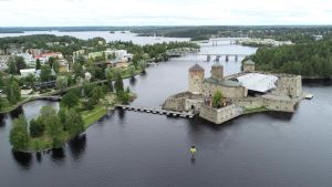 Nyslott är känt för operafestivalen på Olofsborg. Staden besöks av en halv miljon turister årligen. Olavinlinna Savonlinnan oopperajuhlien aikaan heinäkuussa 2019.