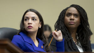 Alexandria Ocasio-Cortez och Ayanna Pressley. Alexandria Ocasio-Cortez och Ayanna Pressley ser sammanbitna ut.