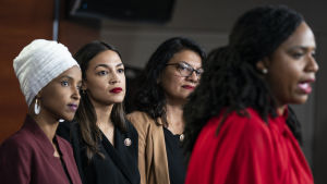 Kongressledamöterna Ilhan Omar (längst till vänster), Alexandria Ocasio-Cortez, Rashida Tlaib och Ayanna Pressley under sin gemensamma presskonferens. 