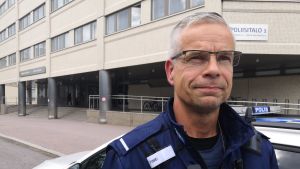Niklas Kråknäs har stött på appen Jodel när han besökt skolor. Polisen Niklas Kråknäs poserar i polisuniform framför polishuset i Böle.