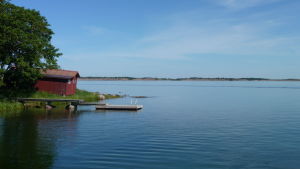 Både båtfolk och skärgårdsbor kan samla in plast på Aspö. Sjöbod och brygga på Aspö.