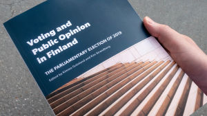 Statsvetarnas snabbanalyser av de politiska valen samlades i den här engelskspråkiga rapporten. Foto på en rapport som är en snabbanalys av de politiska valen i Finland år 2019.