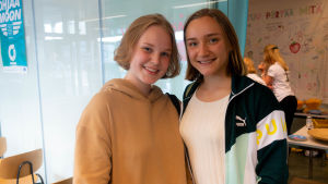 18-åringarna Anna Ihamuotila och Ella Okko vill båda lära sig att placera pengar, men den kunskapen har de inte fått i skolan. Anna Ihamuotila och Ella Okko.