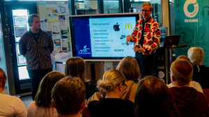 Inte en enda ledig stol på placeringskvällen. Många ungdomar var här med en förälder, men då var det oftast den unga själv som hade anmält sig. Unga som är intresserade av att placera och investera.