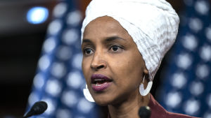 Ilhan Omar är den första ledamoten i representanthuset av somalisk härkomst. Hennes familj kom till landet som flyktingar undan inbördeskriget i Somalia. Representanthusledamoten Ilhan Omar i närbild.