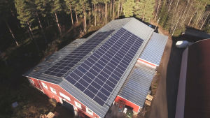 Soyas fabrik i Leksvall. Allt pekar på att också företagets nyköpta Kuopiofabrik Palkuainen som tillverkar tempe flyttar hit. En utvidgning på upp till 1000 kvadratmeter planeras. Solpaneler på en fastighets tak.