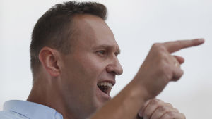 Aleksej Navalnyj var en av aktivisterna som ledde demonstrationen. Han uppmanade till fortsatt kamp mot myndigheternas förfarande. Ryska aktivisten Aleksej Navalnyj håller tal under en demonstration i Moskva.