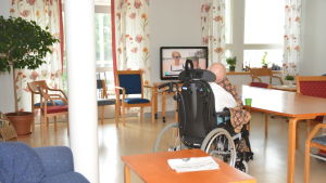 Tidigare bodde patienterna länge på bädden i Hangö, de var för det mesta sängpatienter. I dag ska de sitta uppe och rehabiliteras. En person sitter i en rullstol på en bäddavdelning.