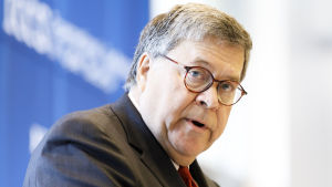 USA:s justitieminister William Barr, en vän av snabba dödsstraff Porträttbild av William Barr i närbild. Kostym, röd slips, grånande hår, bruna glasögon, dubbelhaka.