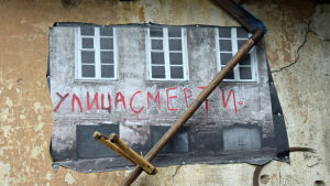 Gammalt fotografi av graffiti med texten ”Ulitsa smerti” – Dödens gata på ryska. Ulitsa smerti - "Dödens gata" i Užupis i Vilnius.
