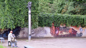 Statyn över Frank Zappa var en av de första som restes i Vilnius efter att Lenin, Stalin, Dzerzjinskij och de andra sovjetfigurerna fått lämna scenen. Monument över Frank Zappa i Vilnius.