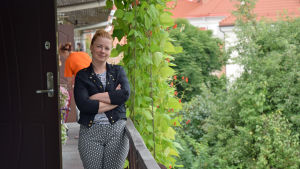 Galina Zdanovitj gillar gemenskapen i Užupis. Galina Zdanovitj utanför sin bostad i ett gammalt bernhardinkloster i Užupis i Vilnius.