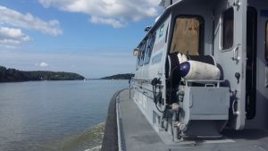 Sjöbevakningen får hjälp av sjöräddningen under sommaren. Då handler det ofta om maskinhaverier och grundstötningar. En dörr står på glänt på en av Sjöbevakningens patrullbåtar på väg ut på ett uppdrag i skärgården.