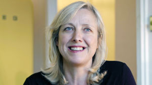 Carole Cadwalladr oroar sig för hur det ska vara möjligt att hålla fria och demokratiska val i framtiden när den politiska propagandan blivit allt slugare. Bild på journalisten Carole Cadwalladr som rapporterade om Cambrigde Analytica-skandalen.