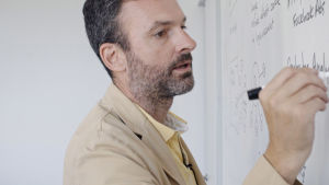 I filmen får man följa hur David Carroll drar Cambridge Analytica inför rätta för att få reda på vad företaget egentligen vet om honom. Bild på professorn David Carroll.
