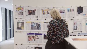 Carole Cadwalladr arbetar som grävande journalist för tidningarna The Guardian och The Observer. Hon rapporterade om Cambridge Analytica-skandalen och medverkar i filmen Bild på journalisten Carole Cadwalladr.