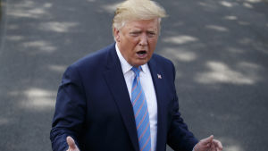 President Donald Trump gav på onsdagen ett långt, svamlande uttalande där han upprepade gånger angrep sin företrädare Barack Obama Donald Trump svarar på reporter-frågor utanför Vita huset i Washington DC den 2 augusti.