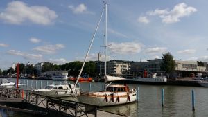 Åbo gästhamn, Noucat ligger förtöjd vid bryggan. Segelbåten Noucat i Åbo gästhamn.