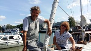 Erik Berg och Aila Kempas ombord på sin segelbåt Noucat. Erik Berg och Aila Kempas, ett solbränt par ombord på en segelbåt.