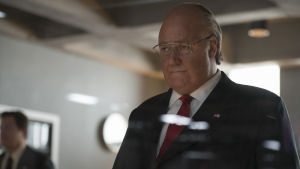 Roger Ailes har tidigare jobbat som politisk rådgivare och musikalproducent och vet hur man gör tv som folk sitter som fastklistrade framför. Bild på skådespelaren Russel Crowe som spelar Roger Ailes.