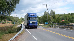 Även om stor del av den tunga trafiken nu finns på motorvägen kör lastbilar på väg 170. En lastbil kör på en väg vid en korsning.