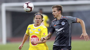 Petteri Forsell i närduell. Petteri Forsell jagar en boll i luften tillsammans med Elvis Stuglis.