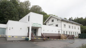 Moskén 21-åringen stormade i lördags är avspärrad av polisen En vit byggnad med skylten Al Noor Islamic Center. Byggnaden är avspärrad med polisband.
