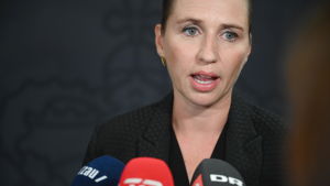 Danmarks statsminister Mette Frederiksen säger att Grönland inte är till salu Danmarks statsminister Mette Frederiksen i kostym talar inför pressen. I förgrunden syns tre mikrofoner på hennes bord.