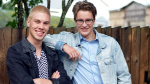 Linus Mäkela (till vänster) har tillsammans med Felix Lönnqvist arrangerat tävlingen, som blev en publiksuccé. Linus Mäkelä och Felix Lönnqvist står vid ett staket.