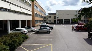 Steinerskolan föreslås flytta in i den vita biblioteksbyggnaden och den tegelgula byggnaden till vänster på bilden. Innergården till Smedsgatan 1, där det vita biblioteket och den gula tegelbyggnaden till vänster ska bevaras.