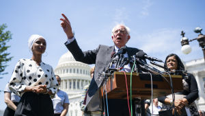 Skriv av alla amerikaners studieskulder och låt Wall Street betala. Bernie Sanders presenterade sin plan för att ta itu med studieskulderna i slutet av juni i Washington. Demokraten Bernie Sanders presenterar sina planer för att eliminera alla studieskulder, vid ett valmöte i Washington.